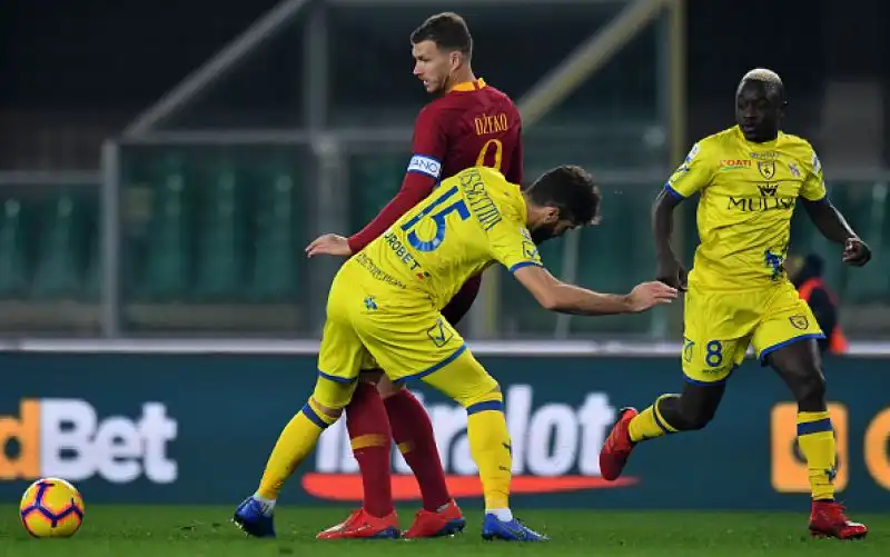 I giallorossi passano facilmente a Verona con le reti di El Shaarawy, Dzeko e Kolarov.