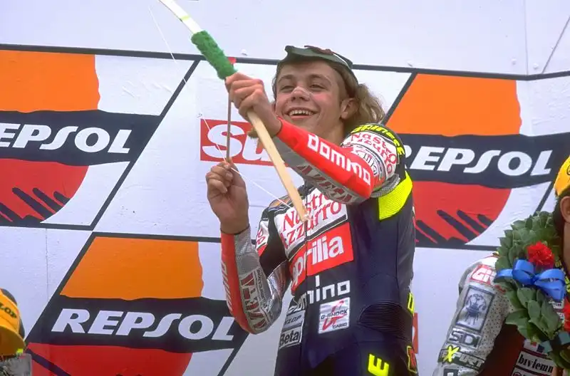 Valentino Rossi ha portato nel Motomondiale un nuovo modo di festeggiare le sue vittorie.