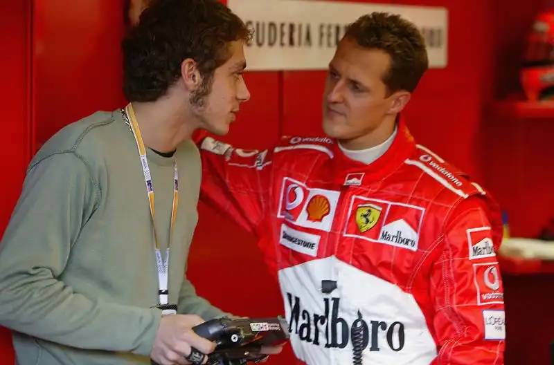 Valentino Rossi a colloquio con Michael Schumacher.