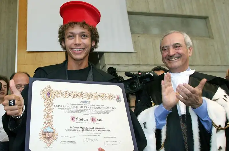 ROssi ha ricevuto una laurea honoris causa in comunicazione dalla facoltà di Sociologia dell'Università di Urbino.