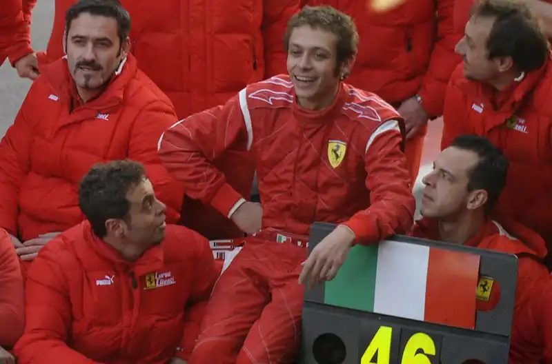 Valentino ci meccanici della Ferrari.