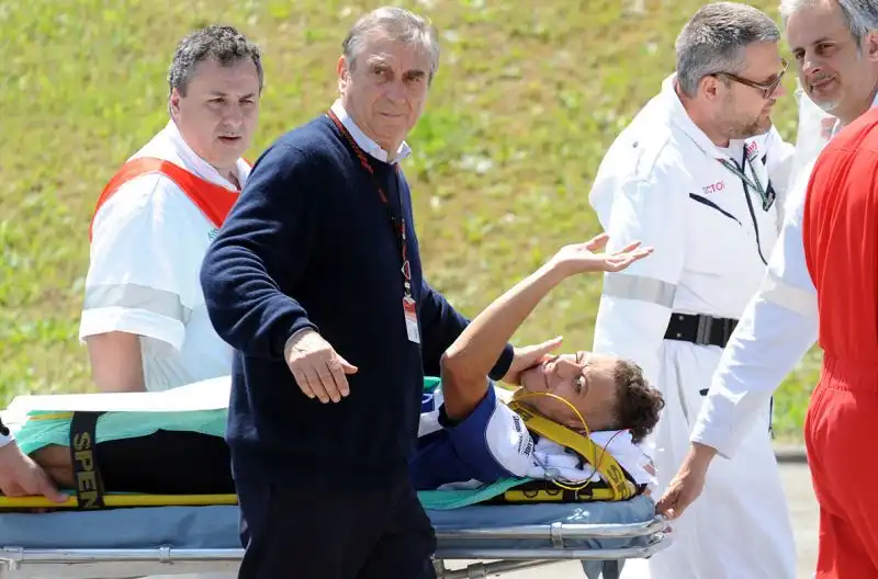 Valentino soccorso dal dottor Costa dopo una caduta.