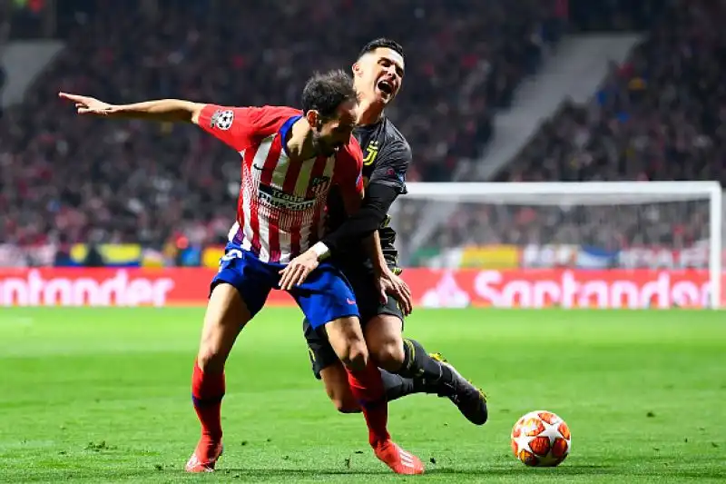 L'Atletico la sblocca nel finale e vince 2-0 l'andata degli ottavi di Champions League.
