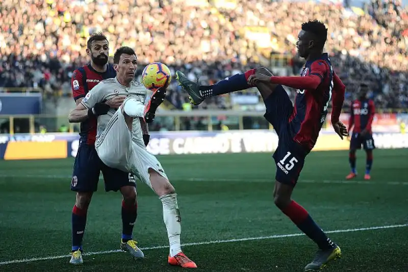 I bianconeri vincono soffrendo a Bologna con un gol di Dybala nella ripresa e rialzano la testa dopo la batosta subita a Madrid in Champions League.