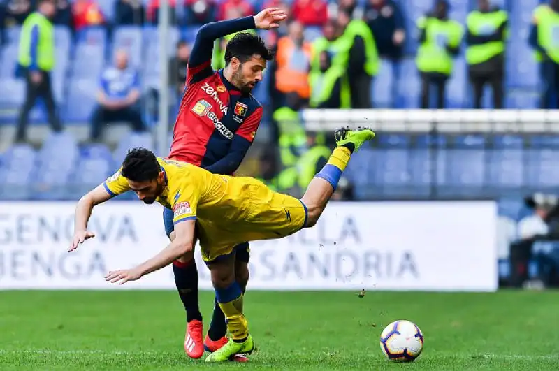 Il Genoa non va oltre lo 0-0 in casa contro un Frosinone in 10 per un'ora dopo l'espulsione di Cassata