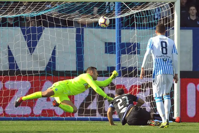 Fabio Quagliarella con una doppietta trascina la Sampdoria alla vittoria contro la Spal per 2-1 a Ferrara e raggiunge Cristiano Ronaldo in testa alla classifica cannonieri a quota 19 gol.