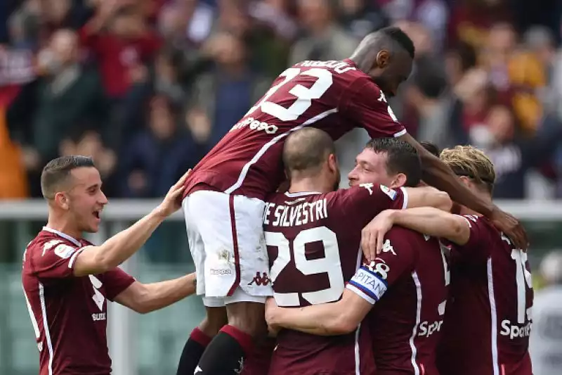 Il Torino abbatte per 3-0 il Chievo nell'anticipo delle 12.30 e ora sogna l'Europa League.