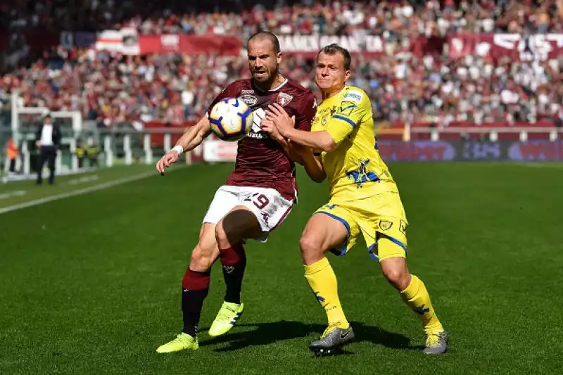 Il Torino abbatte per 3-0 il Chievo nell'anticipo delle 12.30 e ora sogna l'Europa League.