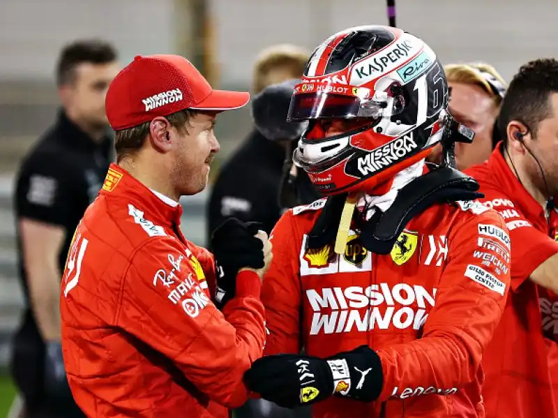 Alle spalle del monegasco l'altra Ferrari di Vettel e la Mercedes di Hamilton.