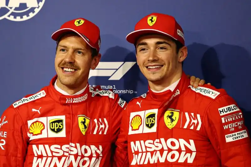 Alle spalle del monegasco l'altra Ferrari di Vettel e la Mercedes di Hamilton.