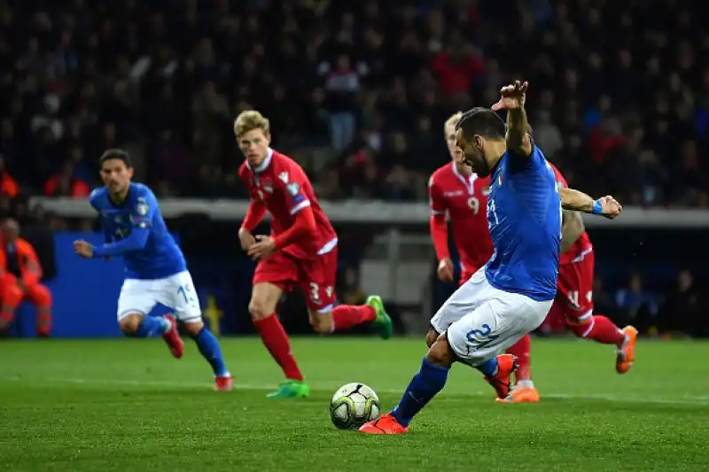 Trascinati da un sempreverde Fabio Quagliarella, autore di una doppietta su calcio di rigore, gli Azzurri superano un avversario modesto per 6-0.