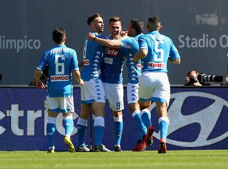 Per gli azzurri in gol Milik, Verdi, Mertens e Younes, di Perotti il gol romanista.