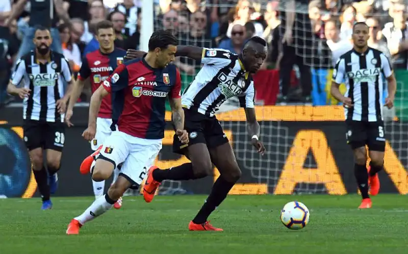 L'Udinese vince grazie alle reti di Okaka e Mandragora. Genoa costretto a rimandare il discorso salvezza.