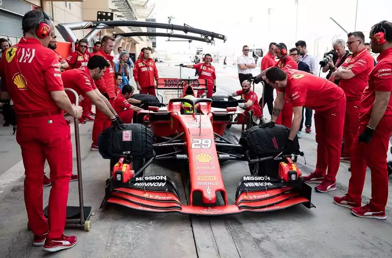 E' una giornata storica in Bahrain: Mick Schumacher, figlio della leggenda Michael, ha guidato per la prima volta una Ferrari.