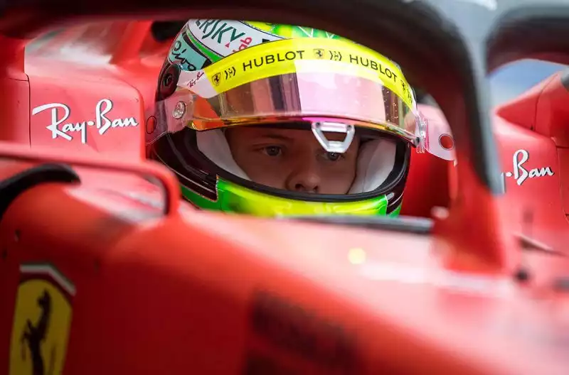E' una giornata storica in Bahrain: Mick Schumacher, figlio della leggenda Michael, ha guidato per la prima volta una Ferrari.