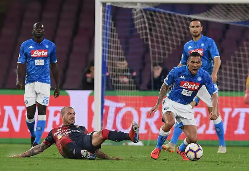 Al San Paolo la squadra di Ancelotti non va oltre l'1-1 contro il Genoa e scivola a 20 punti dai bianconeri.