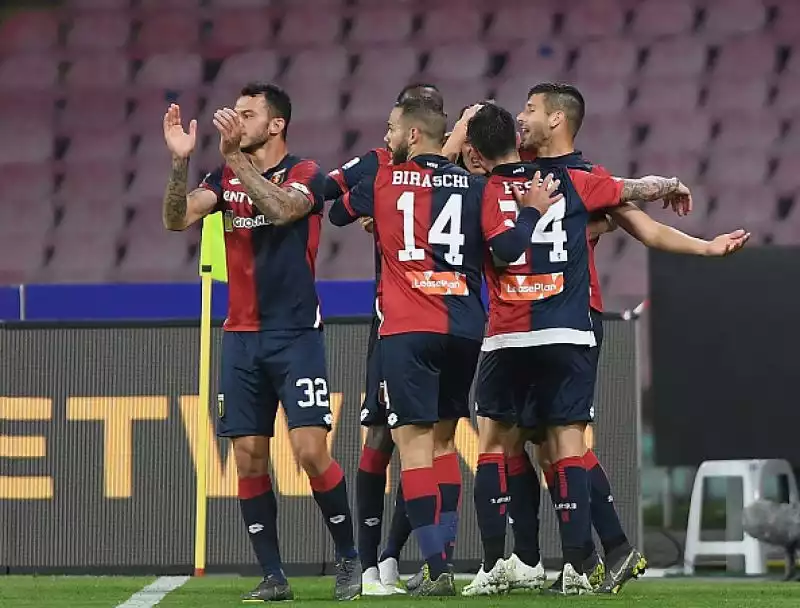 Al San Paolo la squadra di Ancelotti non va oltre l'1-1 contro il Genoa e scivola a 20 punti dai bianconeri.