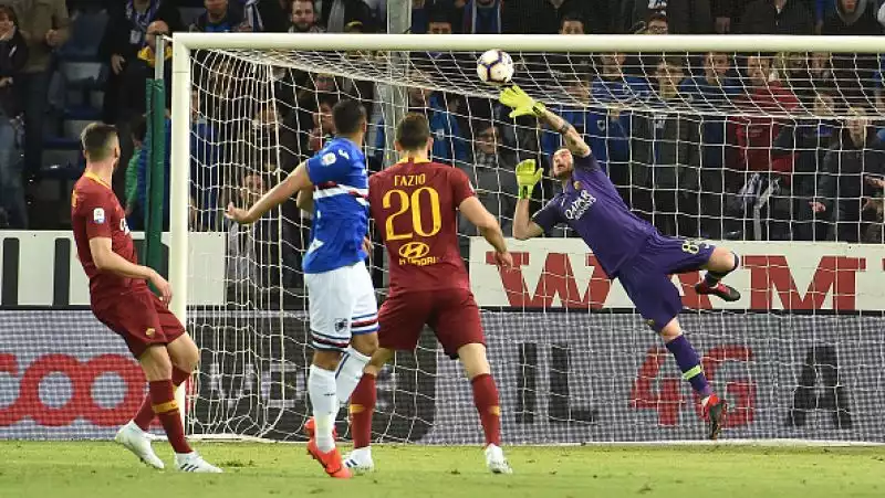 La Roma espugna Genova nell'anticipo della trentunesima giornata di serie A: a Marassi la Sampdoria finisce al tappeto grazie a una rete di De Rossi.