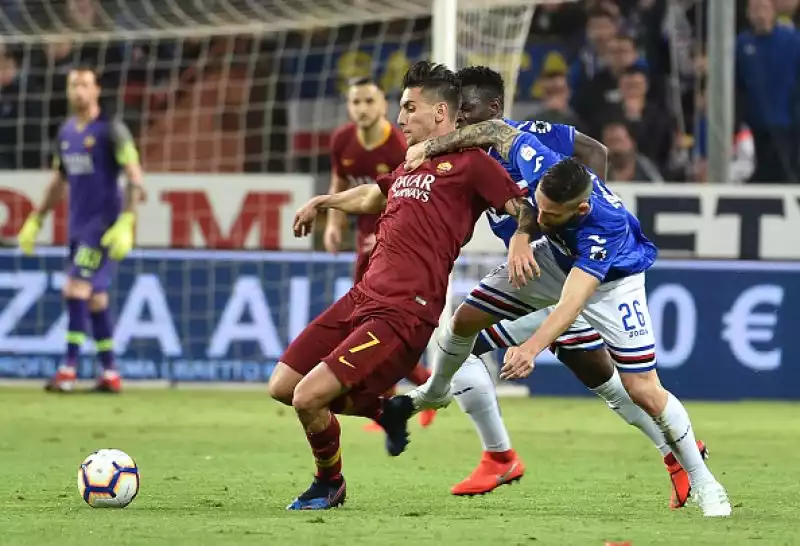 La Roma espugna Genova nell'anticipo della trentunesima giornata di serie A: a Marassi la Sampdoria finisce al tappeto grazie a una rete di De Rossi.
