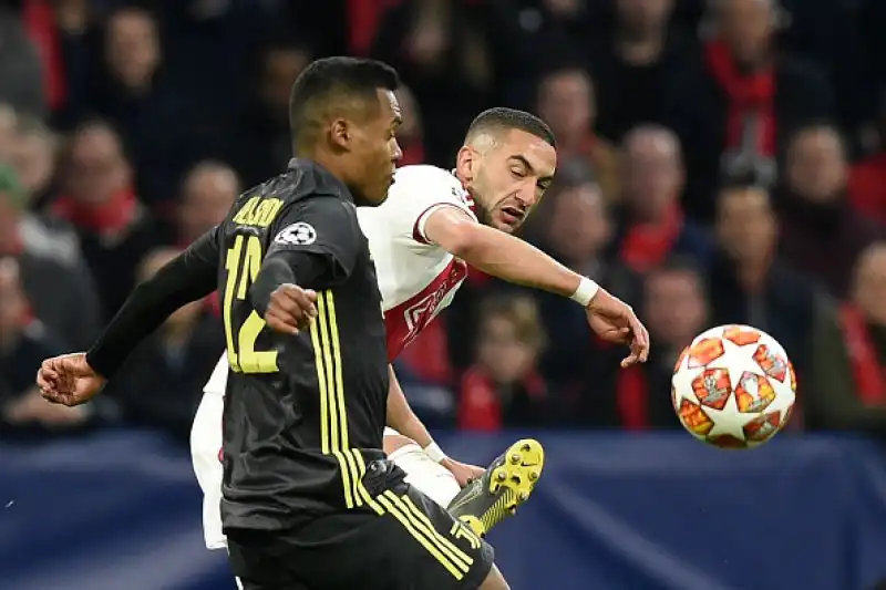 Juventus salva ad Amsterdam: al termine di una partita di enorme sofferenza i bianconeri strappano l'1-1 contro l'Ajax nell'andata dei quarti di Champions.