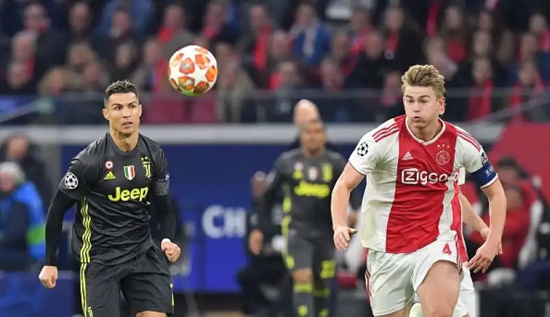 Juventus salva ad Amsterdam: al termine di una partita di enorme sofferenza i bianconeri strappano l'1-1 contro l'Ajax nell'andata dei quarti di Champions.