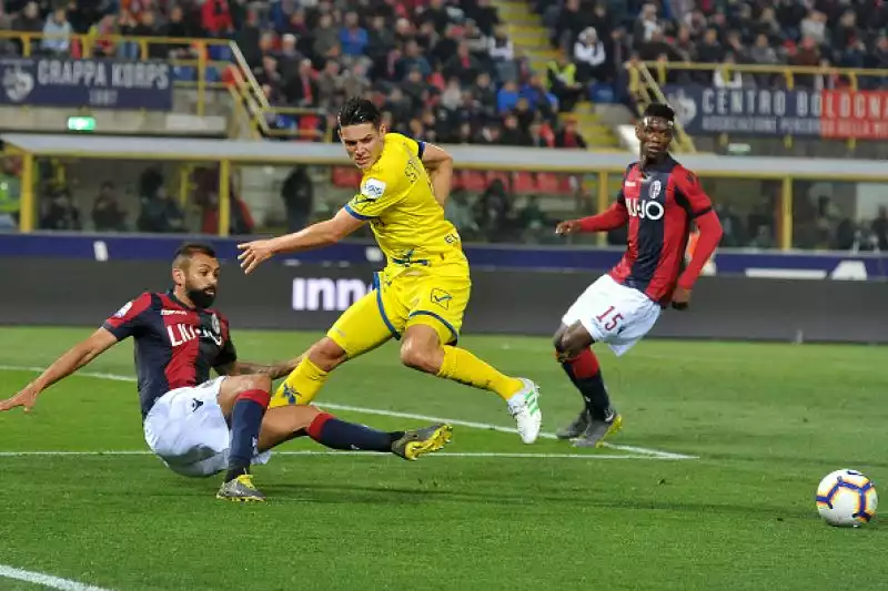 Il Bologna ci mette oltre un'ora per sciogliere il rebus Chievo, ma poi grazie anche a due rigori vince 3-0 allo stadio Dall'Ara, conquistando tre punti fondamentali in vista della corsa alla salvezza