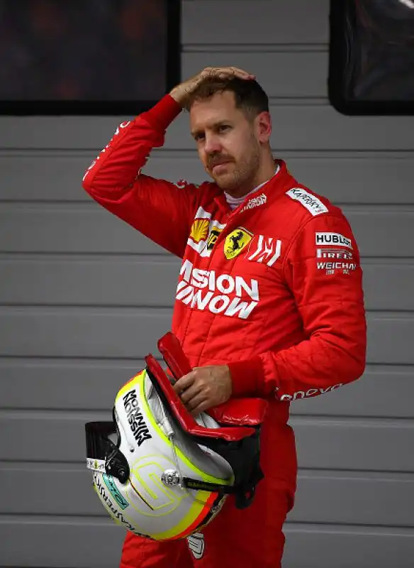 Alle spalle del pilota britannico sul podio anche il compagno di squadra Bottas e il ferrarista Vettel. Quarto Verstappen davanti a Leclerc, nona l'Alfa Romeo di Raikkonen.