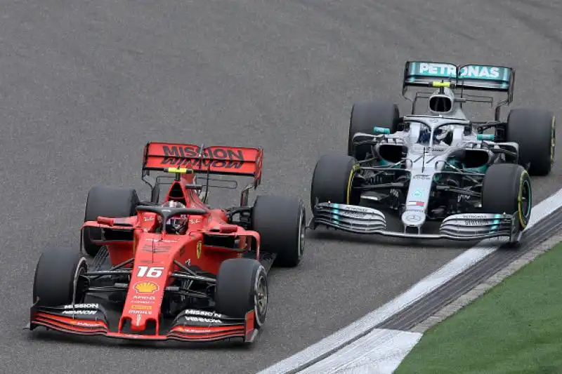 Alle spalle del pilota britannico sul podio anche il compagno di squadra Bottas e il ferrarista Vettel. Quarto Verstappen davanti a Leclerc, nona l'Alfa Romeo di Raikkonen.
