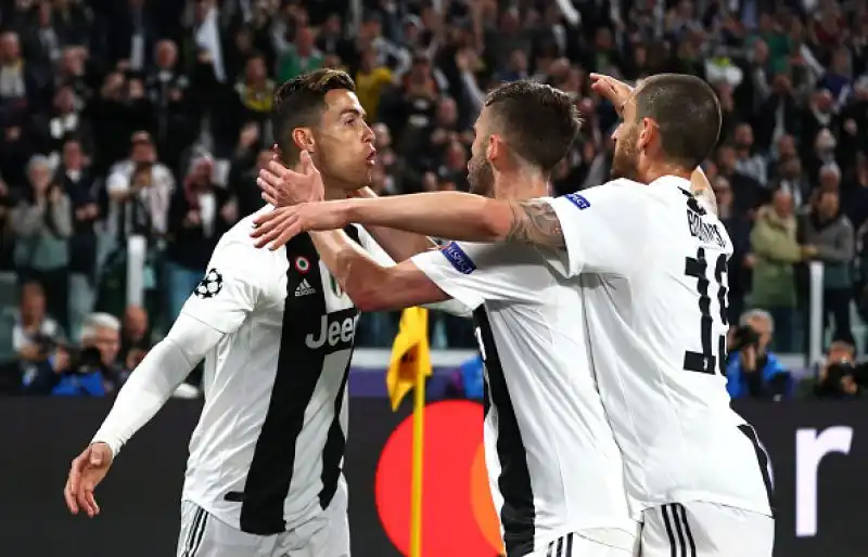 Il solito Cristiano Ronaldo ha portato in vantaggio i padroni di casa ma i gol di Van de Beek e De Ligt hanno ribaltato il risultato e regalato la qualificazione all'Ajax.