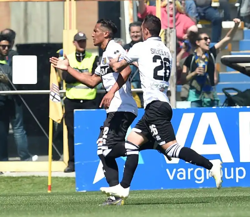 Il Milan non va oltre l'1-1 a Parma nell'anticipo delle 12.30 della 33esima giornata di serie A: le reti nella ripresa, a Castillejo replica su punizione Bruno Alves nel finale