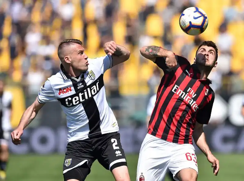 Il Milan non va oltre l'1-1 a Parma nell'anticipo delle 12.30 della 33esima giornata di serie A: le reti nella ripresa, a Castillejo replica su punizione Bruno Alves nel finale