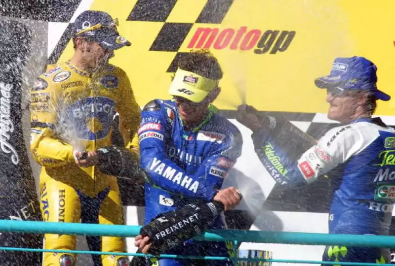 18 aprile 2004: la data di uno dei più grandi trionfi di Valentino Rossi. In Sudafrica il Dottore esordisce e vince la sua prima gara in sella alla Yamaha. Smacco alla Honda, battuto Biaggi.