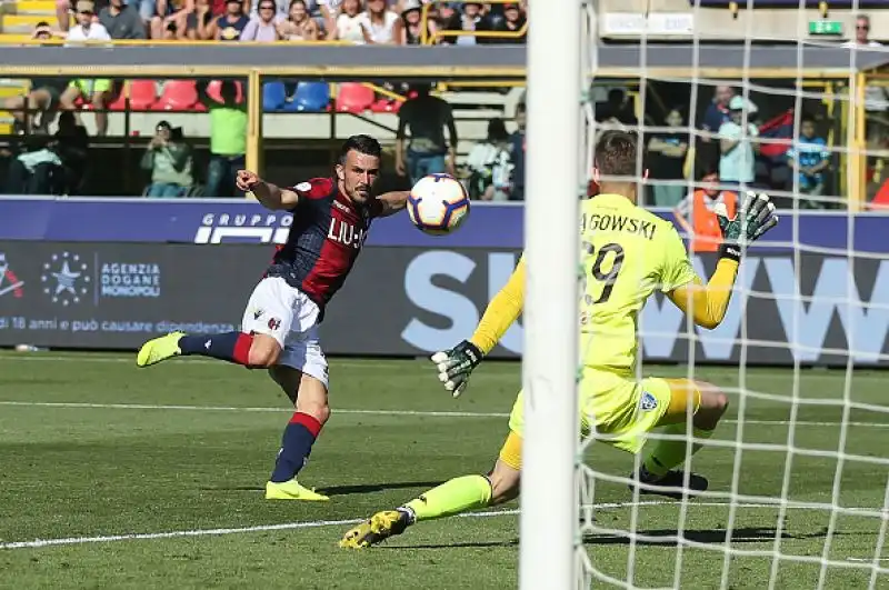 Il Bologna ha battuto per 3-1 l'Empoli nel primo anticipo della 34esima giornata di serie A. Con questi tre punti il Bologna ipoteca la salvezza e inguaia l'Empoli.