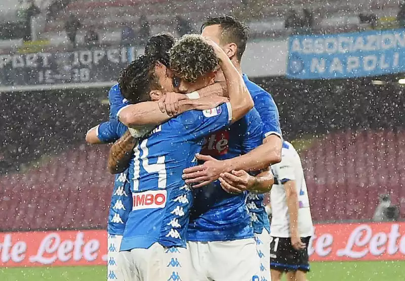 Napoli in ginocchio: l'Atalanta è da Champions. Azzurri rimontati al San Paolo: la squadra di Gasperini vince 2-1 e vola al quarto posto insieme al Milan.