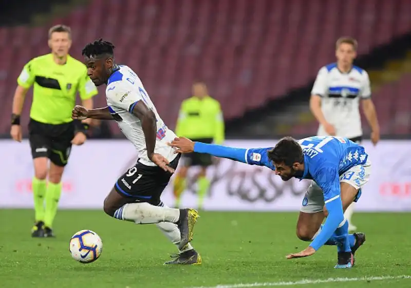Napoli in ginocchio: l'Atalanta è da Champions. Azzurri rimontati al San Paolo: la squadra di Gasperini vince 2-1 e vola al quarto posto insieme al Milan.