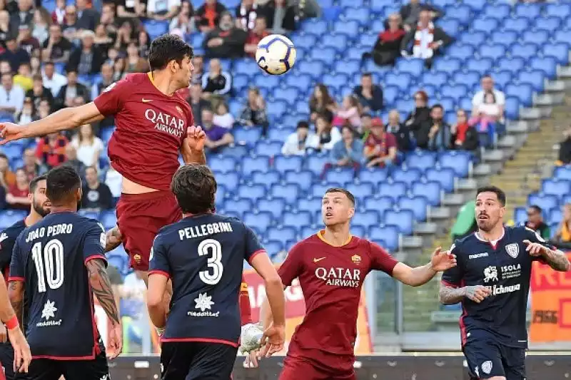 La Roma liquida per 3-0 il Cagliari all'Olimpico nel secondo anticipo di serie A del sabato e dà un altro scossone importante alla volata per la Champions League.