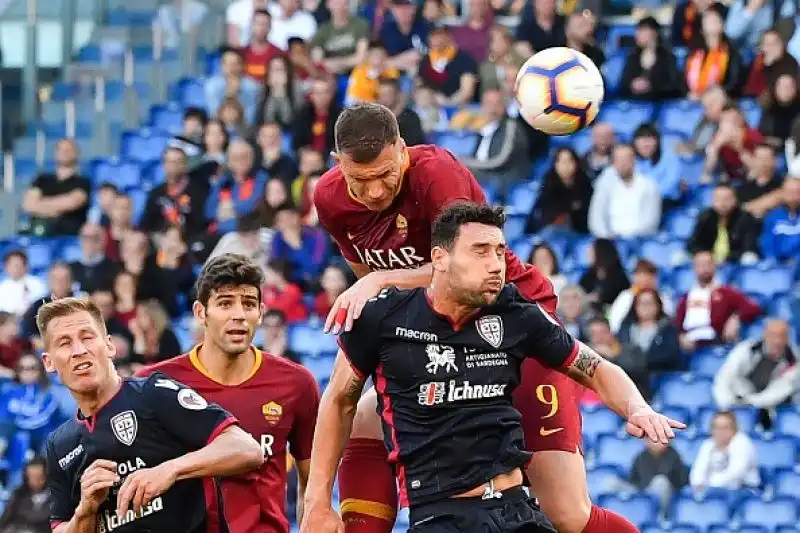 La Roma liquida per 3-0 il Cagliari all'Olimpico nel secondo anticipo di serie A del sabato e dà un altro scossone importante alla volata per la Champions League.