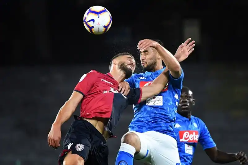 Napoli-Cagliari 2-1 si gioca in un San Paolo deserto, con il popolo di fede azzurra che sembra aver tirato i remi in barca e che assiste a una partita senza troppi squilli.
