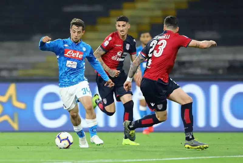 Napoli-Cagliari 2-1 si gioca in un San Paolo deserto, con il popolo di fede azzurra che sembra aver tirato i remi in barca e che assiste a una partita senza troppi squilli.