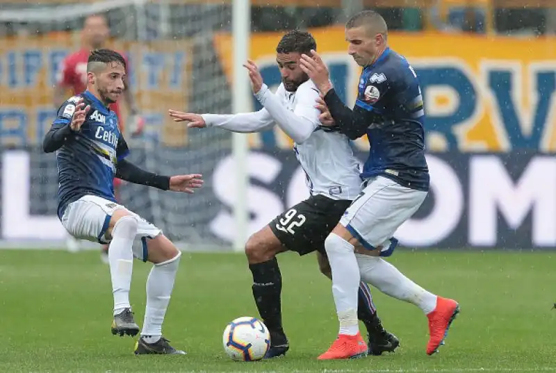 Parma blucerchiato, Sampdoria crociata: questa l'iniziativa con cui i due club hanno celebrato il gemellaggio che dura ormai da anni. La partita del Tardini è poi finita 3-3.