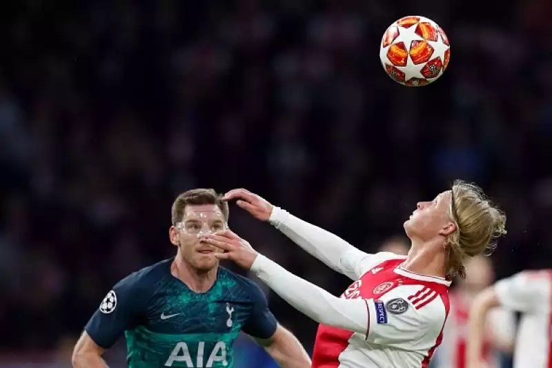 Champions pazzesca, folle rimonta del Tottenham: è finale. Gli Spurs ribaltano l'Ajax e vincono 3-2 al 95' dopo aver chiuso il primo tempo sotto per 2-0: sarà derby contro il Liverpool.