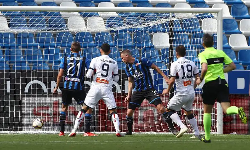Dopo un primo tempo opaco la squadra di Gasperini passa due volte nella ripresa con Barrows e Castagne, di Panev il gol rossoblu.