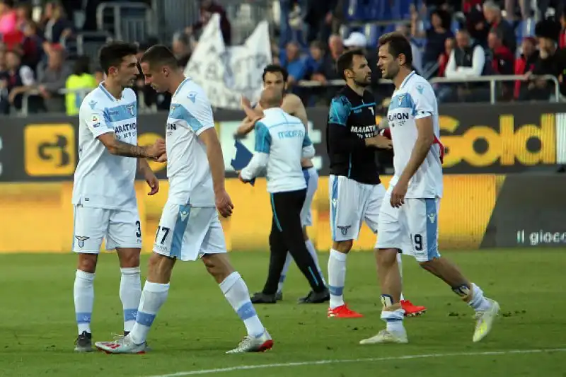 I biancocelesti sono andati in gol con Luis Alberto e Correa. Nel finale il gol di Pavoletti per i padroni di casa.