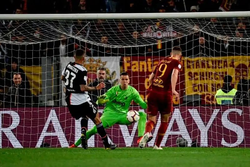 La Juve cede nel finale incappando nella terza sconfitta del proprio campionato. Di Florenzi e Dzeko i gol dei padroni di casa.