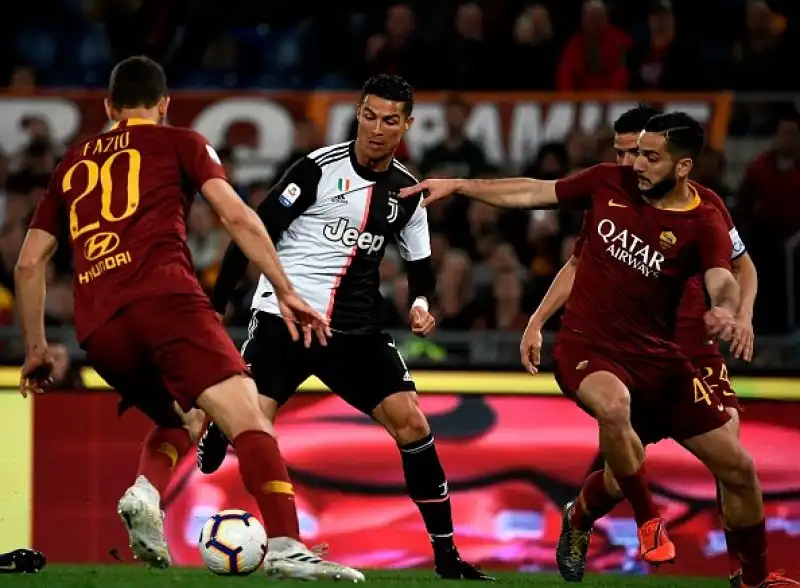 La Juve cede nel finale incappando nella terza sconfitta del proprio campionato. Di Florenzi e Dzeko i gol dei padroni di casa.