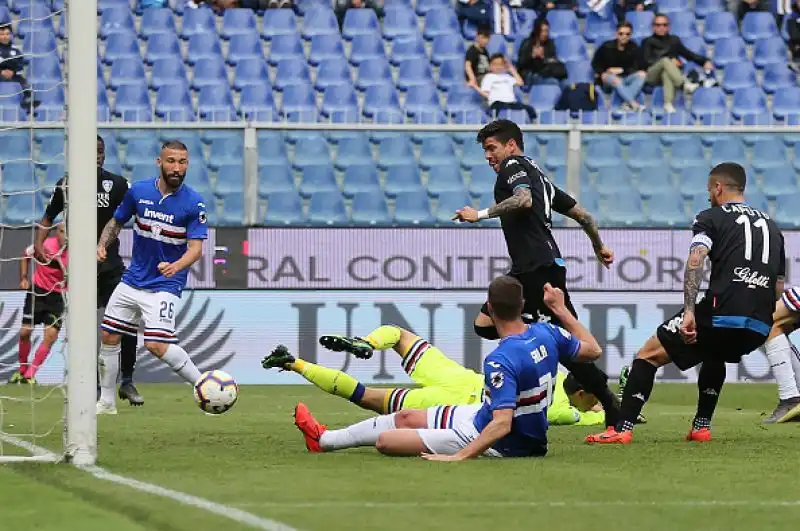 Farias e Di Lorenzo in gol per gli ospiti, il solito Quagliarella a segno al novantesimo per i blucerchiati.