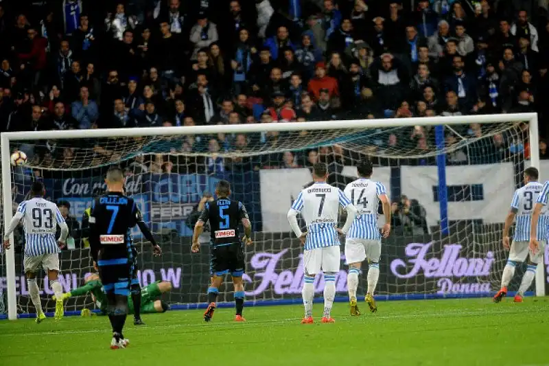 In vantaggio con Allan gli azzurri sono raggiunti da un rigore di Petagna, a due minuti dal termine il gol partita di Mario Rui.