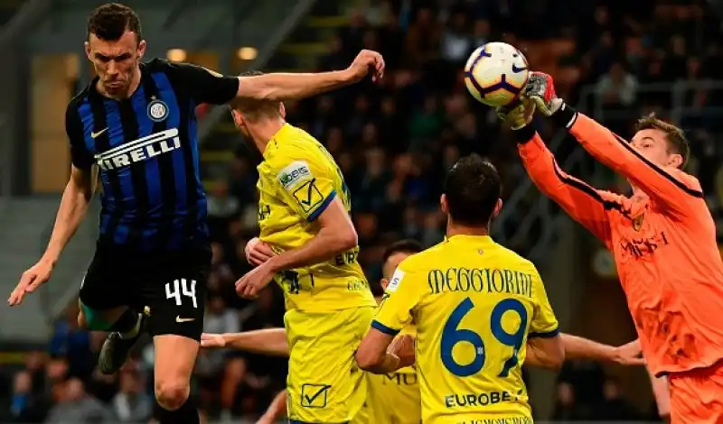 Con i gol di Politano e Perisic i nerazzurri archiviano la pratica Chievo, Adesso servono solo tre punti nelle prossime due giornate per la qualificazione matematica alla massima competizione europea.