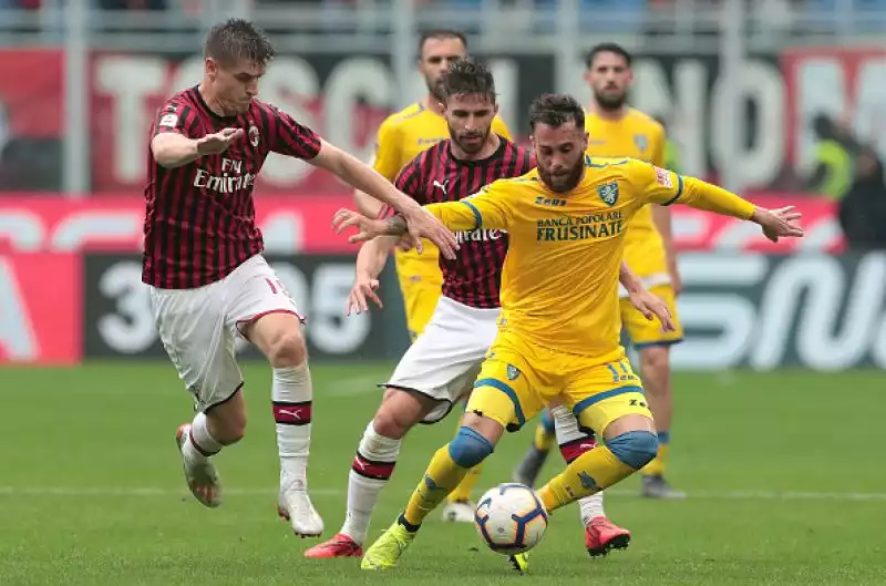 Il Milan rispetta il pronostico nellultima partita casalinga della stagione e resta in corsa per un posto nella prossima Champions League fino allultima giornata.