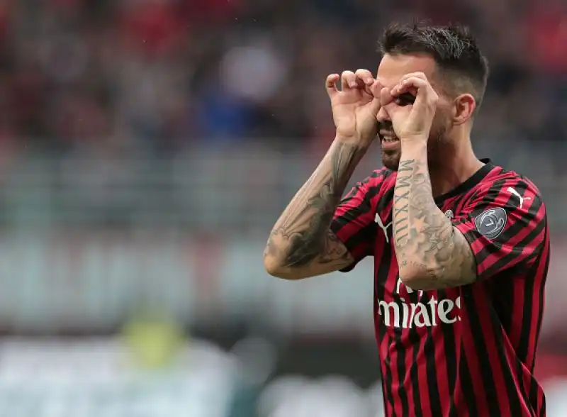 Il Milan rispetta il pronostico nellultima partita casalinga della stagione e resta in corsa per un posto nella prossima Champions League fino allultima giornata.